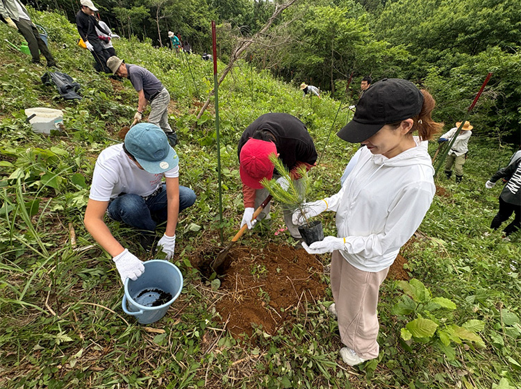 森林保全活動に取り組みました