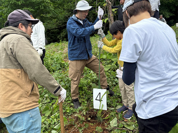 森林保全活動に取り組みました